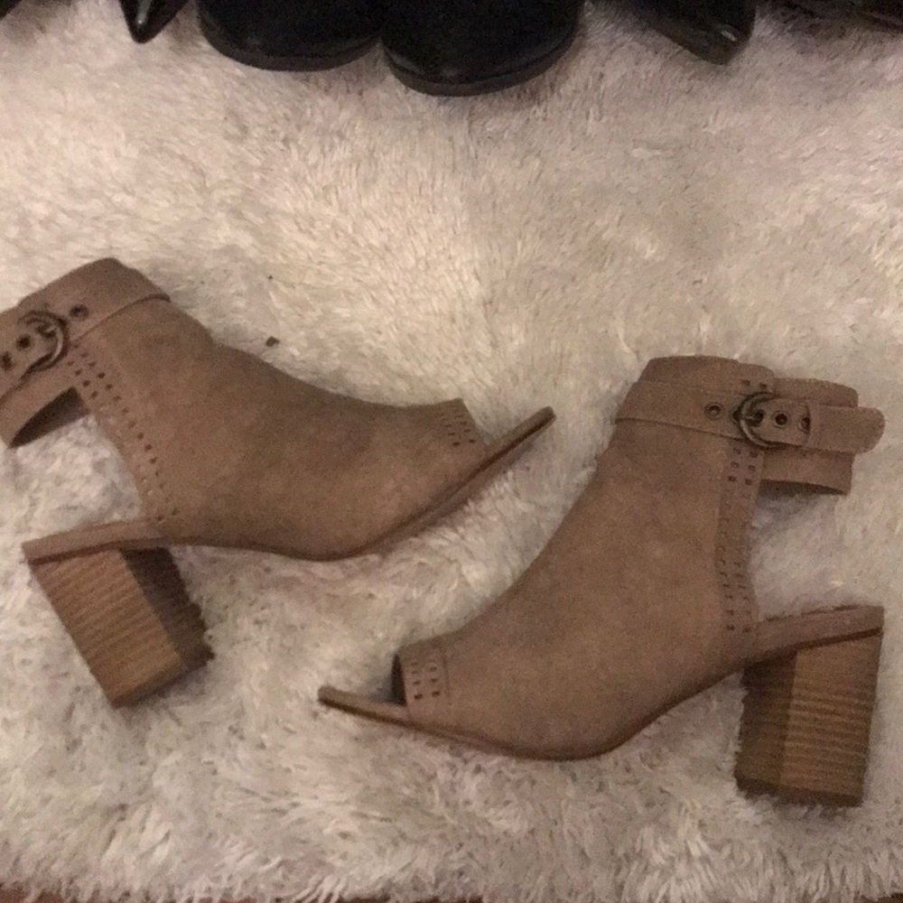 Heeled tan booties